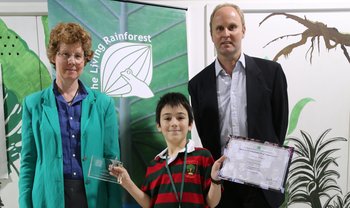 Ismael Costa recibiendo el premio de la organización The Living Rainforest