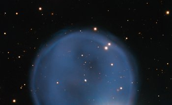 La nebulosa planetaria Abell 33 alineada por casualidad con una estrella crean una forma que se asemeja a la de un anillo 