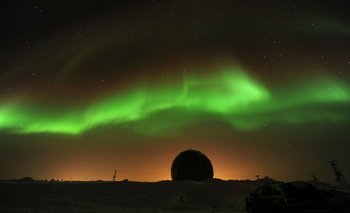 El bombardeo de partículas solares, al chocar con el campo magnético de la Tierra, genera las espectaculares auroras boreales 