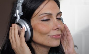 La neurocientífica Valorie Salimpoor estudia las respuestas cerebrales a las canciones nuevas