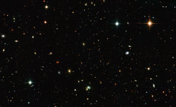 La imagen es la de J2240, una de las denominadas galaxias arveja, ubicada en la constelación de Acuario. 
			