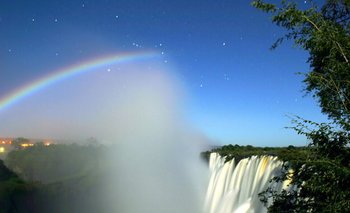 Arcoíris lunar sobre las cataratas Victoria (Zambia)<p></p>