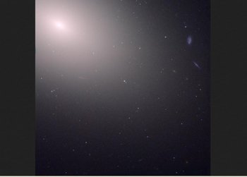 <p>M59 es una de las galaxias elípticas más grandes en el cúmulo de galaxias de Virgo</p><p></p>