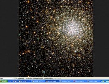 <p>M62 es conocido por ser uno de los cúmulos globulares de forma más irregular en nuestra galaxia</p><p></p>